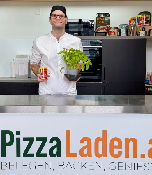 Klausi mit Basilikum und Tomaten in der Hand