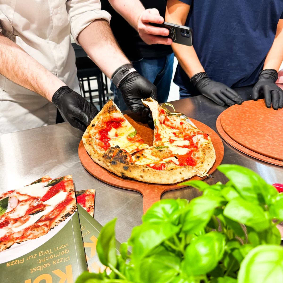 Pizza backen im Schnupperkurs PizzaLaden