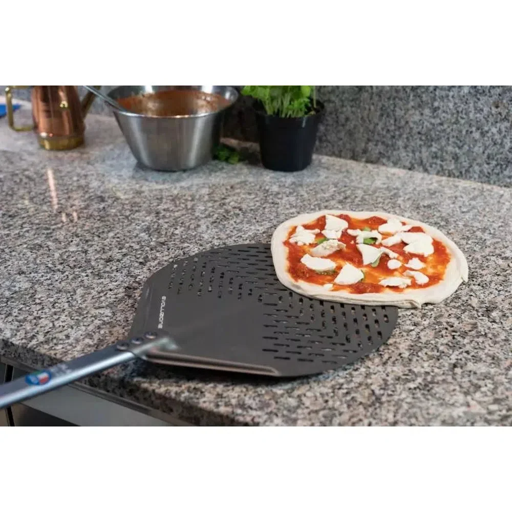 Belegte Pizza neben der Gi.Metal Evoluzione Pizzaschaufel auf der Arbeitsfläche