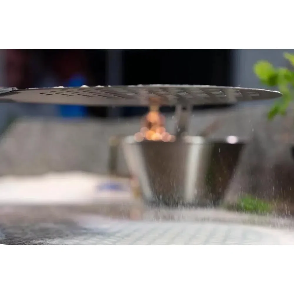 Mehl fällt durch die Perforation der Gi.Metal Evoluzione Pizzaschaufel