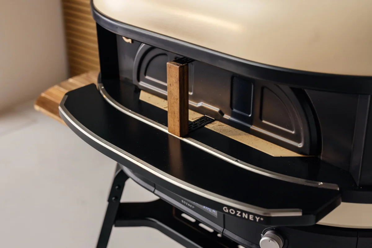 Gozney Dome Gen 2 Mantel montiert am Ofen