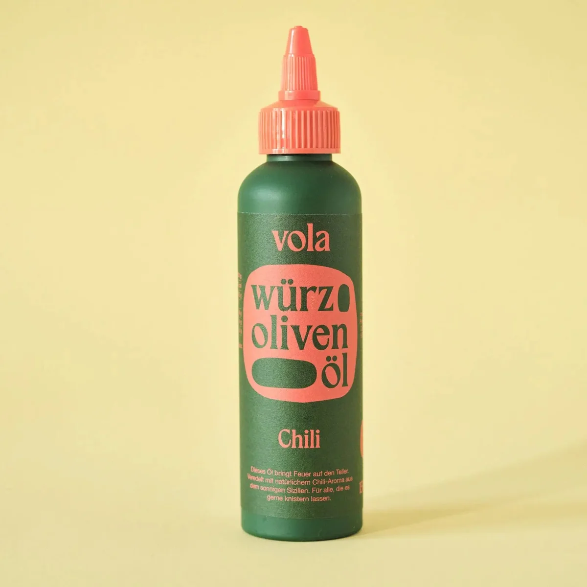 Vola Chiliöl beim Beträufeln einer Pizza Diavola